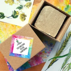 NOWA KOSMETYKA PODCHMIELONA KOSTKA SZAMPONOWA – delikatny szampon w wydaniu zero waste