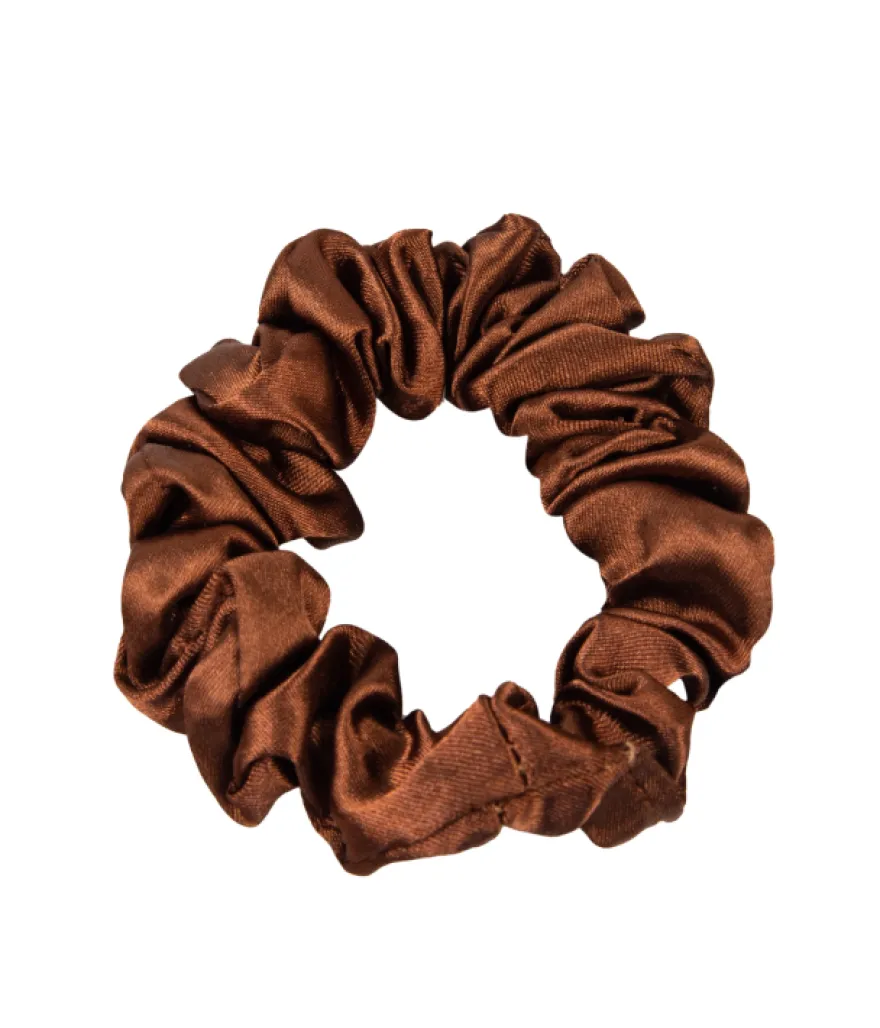 ONLYGHD MAŁA SATYNOWA SCRUNCHIE – gumka do włosów w kolorze czekoladowym