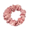 ONLYGHD MAŁA SATYNOWA SCRUNCHIE – gumka do włosów w kolorze golden rose